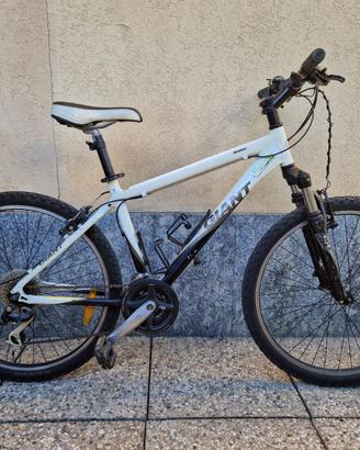 MOUNTAIN BIKE GIANT 26
