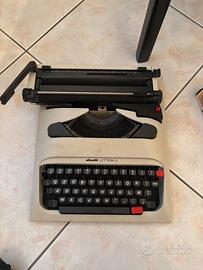 Macchina da scrivere olivetti lettera 12