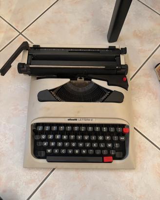 Macchina da scrivere olivetti lettera 12