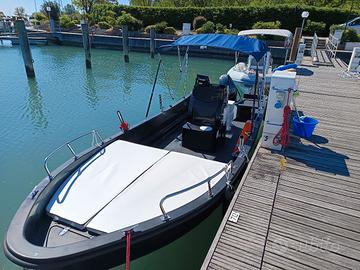 j585 black fish con Yamaha 40/60