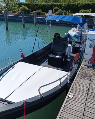 j585 black fish con Yamaha 40/60