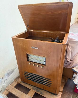 Vintage mobile radio e giradischi