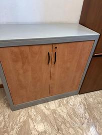 Armadietto con ante in ferro e legno