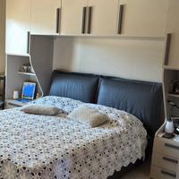 Camera da letto moderna con ponte