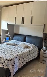 Camera da letto moderna con ponte