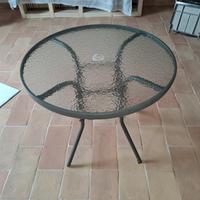 Tavolino da giardino con ombrellone