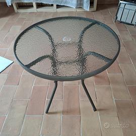Tavolino da giardino con ombrellone