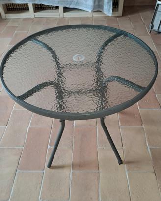 Tavolino da giardino con ombrellone
