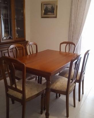 Camera da pranzo: credenza, Tavolo e buffet