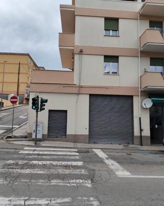 Locale commerciale. Leggi Bene