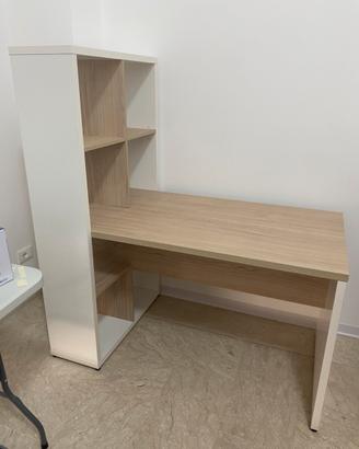 Scrivania con scomparti