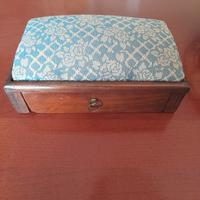 Cofanetto antico per cucito con portaspilli