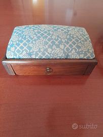 Cofanetto antico per cucito con portaspilli