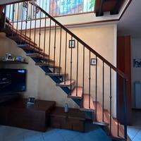 Scala interna in metallo con gradini in legno