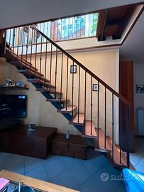 Scala interna in metallo con gradini in legno