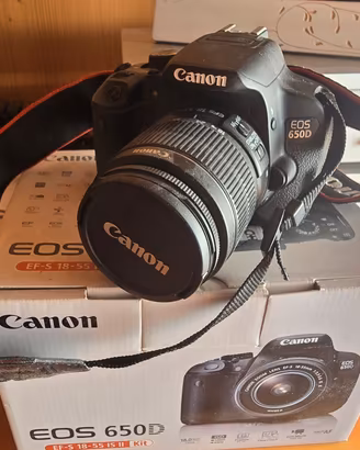 Fotocamera Canon EOS 650D con kit