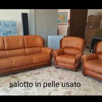 Salotto usato in pelle senza letto.