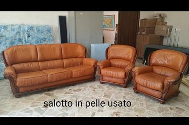 Salotto usato in pelle senza letto.