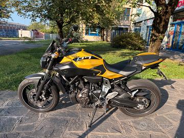 Yamaha MT-07 yellow