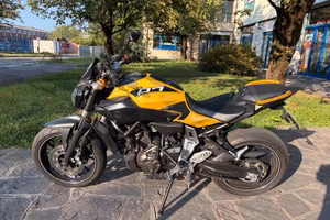 Yamaha MT-07 yellow