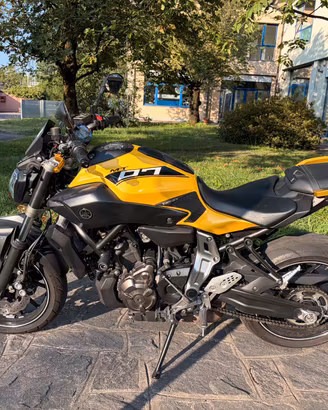 Yamaha MT-07 yellow