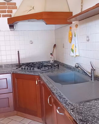 cucina angolare  legno massiccio  NO  frigorifero