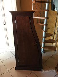 Mobile in legno lavorato