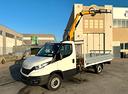 autocarro-con-gru-e-cassone-fisso