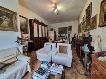 Casa indipendente di 220 m² con più di 5 locali a 