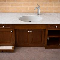 Mobile bagno con lavandino e piano in marmo