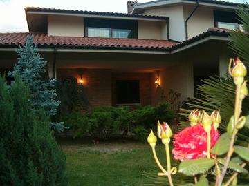 Porzione di villa bifamiliare arredato