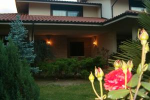 Porzione di villa bifamiliare arredato