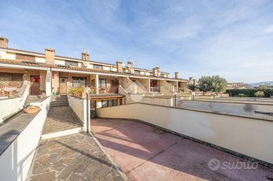 VILLA A SCHIERA A ROMA