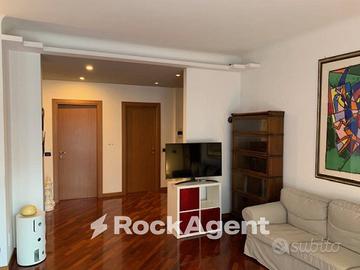 AMPIO 4 LOCALI CON DOPPI SERVIZI E CUCINA ABITABIL