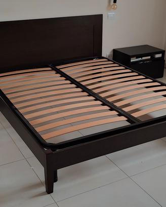 camera completa, letto rete comodini e comò nero 