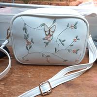 Borsetta bianca ricamata