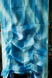 Tende a pannello blu per porta-finestra balcone