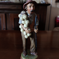 Venditore di caciotte. Statua Romano Caltagirone