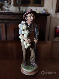 Venditore di caciotte. Statua Romano Caltagirone