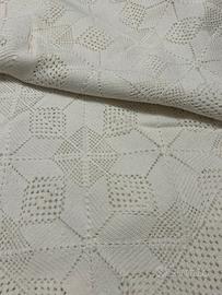 Coperta matrimoniale bianca all’uncinetto