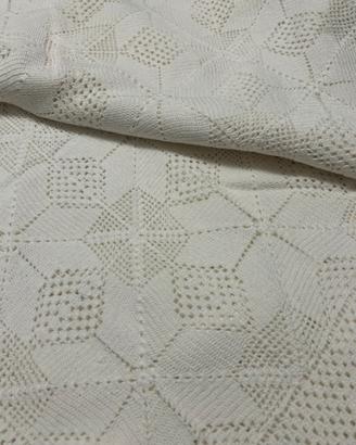 Coperta matrimoniale bianca all’uncinetto