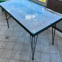 Tavolo scrivania  con mappa mondo e vetro
