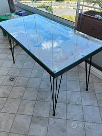Tavolo scrivania  con mappa mondo e vetro
