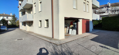 Garage ben finestrato al piano strada