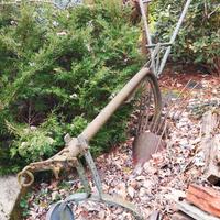 Vecchio aratro tutto di ferro