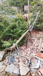 Vecchio aratro tutto di ferro