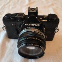 Macchina fotografica Olympus vintage con obiettivi