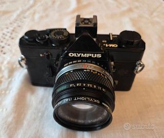 Macchina fotografica Olympus vintage con obiettivi