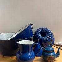 Oggetti in smalto blu vintage