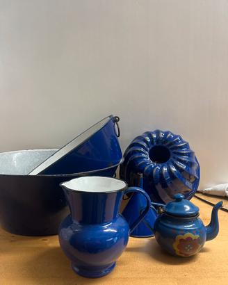 Oggetti in smalto blu vintage